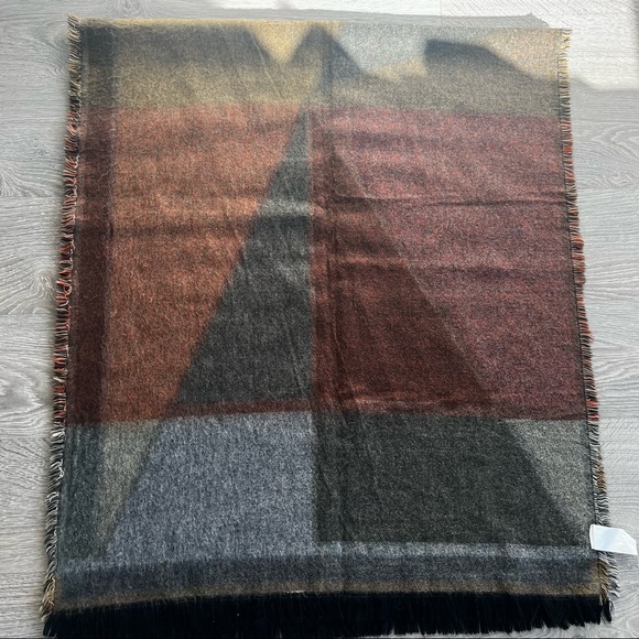 TITIKA Reversible Wool Blanket Scarf with Geometric Shapes - Picture 4 of 10
